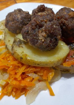 Una foto de Verduras rehogadas coronadas con albóndigas doradas