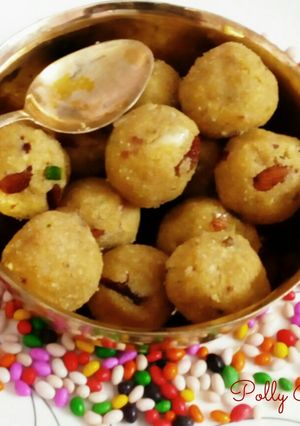 A picture of Chena-sooji laddu.