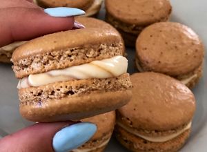 Una foto de Macarons de café