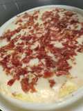 Tortilla de patatas rellena de jamón serrano y topping de alioli y jamón crujiente
