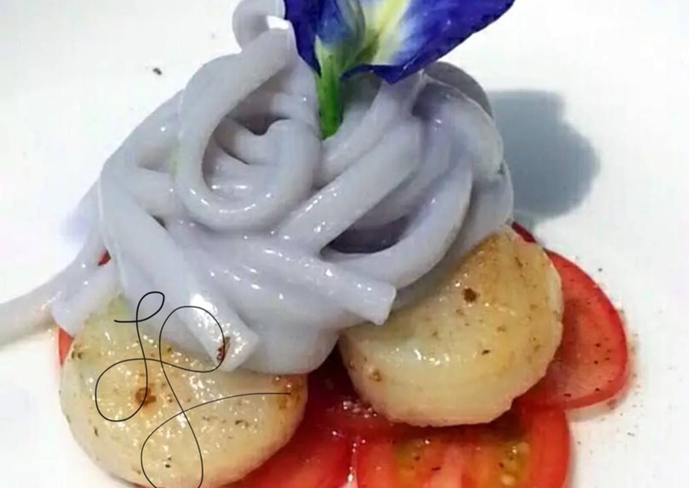 Blue Alfredo Pasta With Scallop And Tomato For 4th Of July