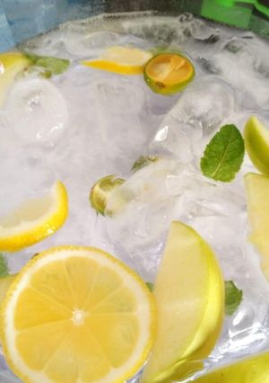 Foto resep Infused water lemon, apel hijau, and daun mint