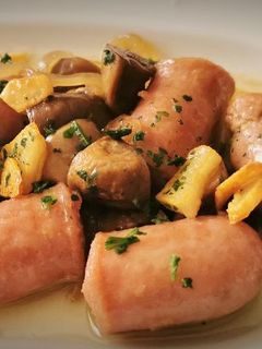 Una foto de Salchichas frescas encebolladas con Champiñones
