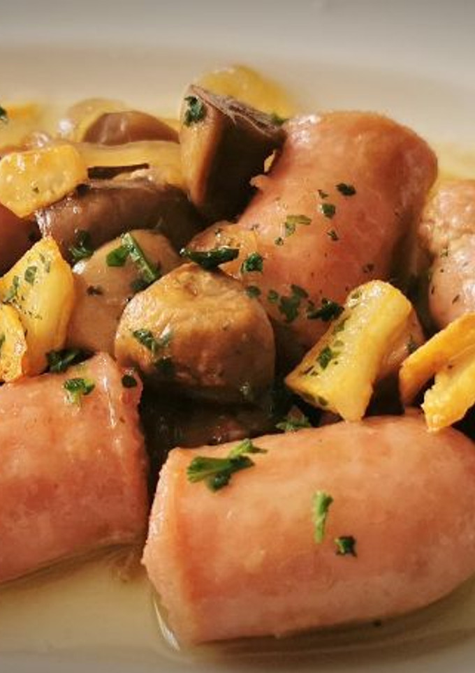 Una foto de Salchichas frescas encebolladas con Champiñones