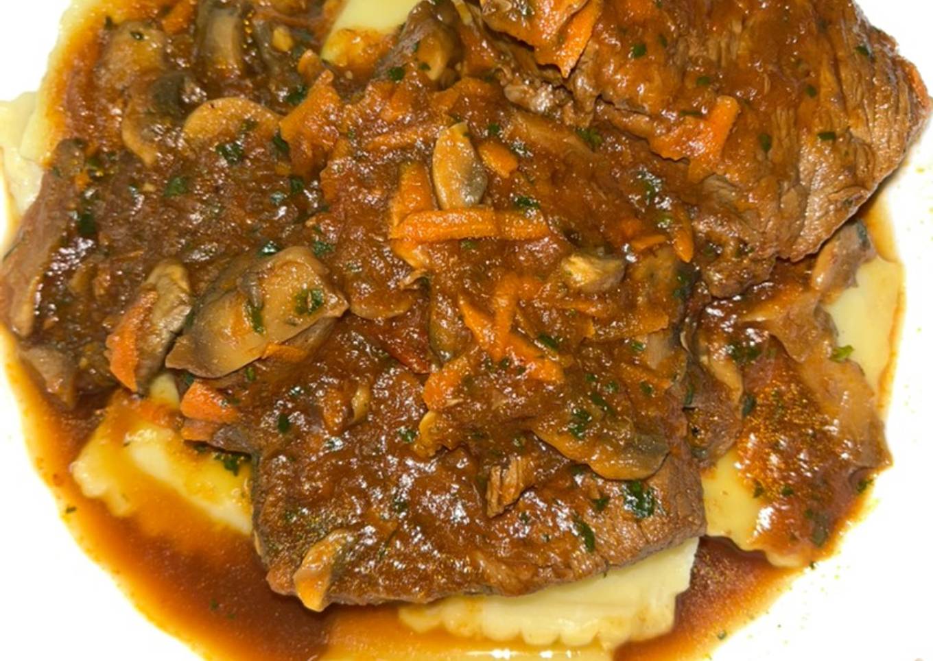 Carne a la Cacerola con Ravioles