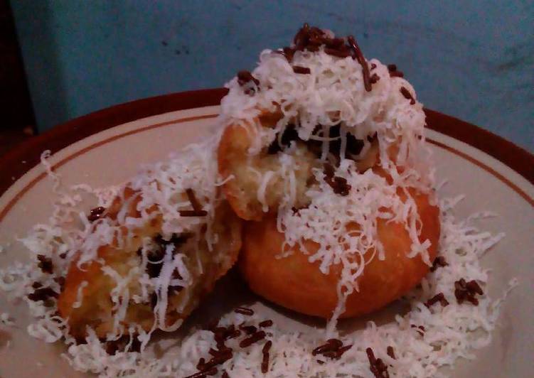 Donat bundar isi coklat dan keju