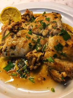 Una foto de Contramuslos de pollo con jugo de limón y cilantro fresco