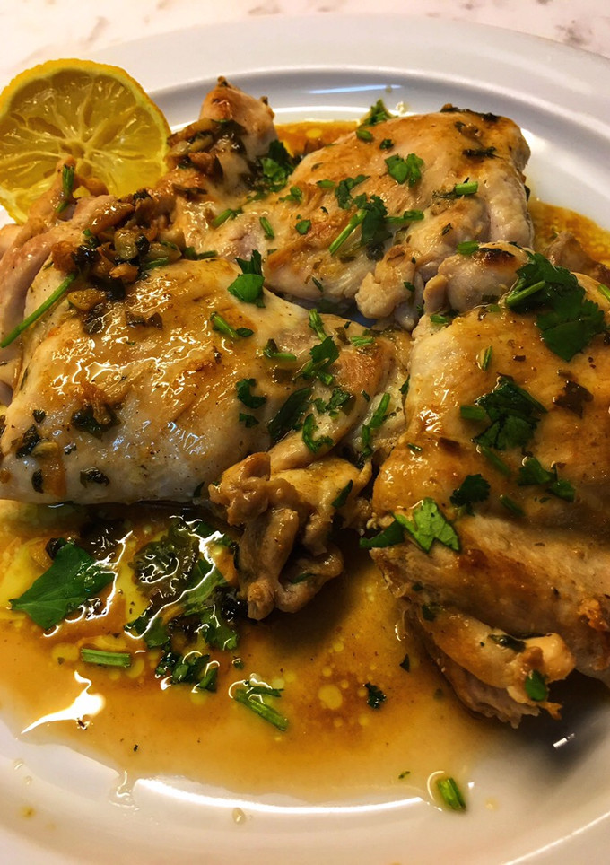 Una foto de Contramuslos de pollo con jugo de limón y cilantro fresco