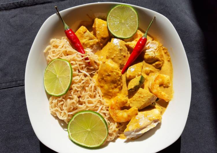 Chicken and prawn curry noodles