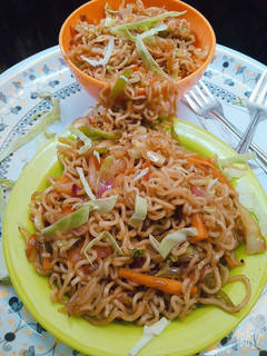 चाइनीस मैगी नूडल्स (Chinese maggi noodles recipe in Hindi) रेसिपी मुख्य फोटो