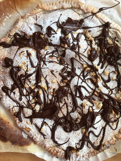 Una foto de Empanada/torta de masa brisa rellena de nutella y nueces