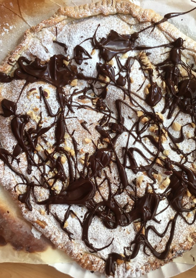 Una foto de Empanada/torta de masa brisa rellena de nutella y nueces