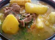 Una foto de caldo de costilla colombiano