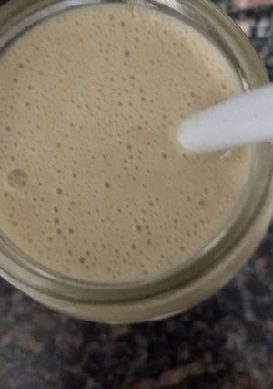 Una foto de Smoothie de algarroba y fruta 🤨😐🙄😌