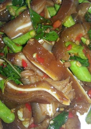 รูปของ กระเพราถัวฝักยาวหัวหมู