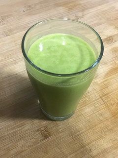 Una foto de Smoothie de espinacas y guisantes