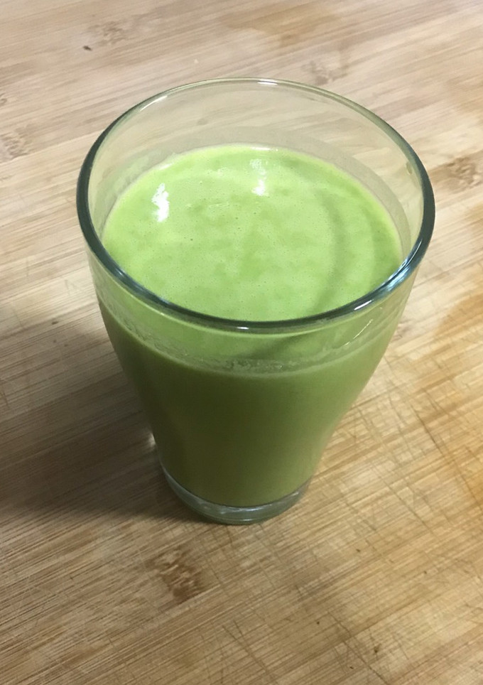 Una foto de Smoothie de espinacas y guisantes