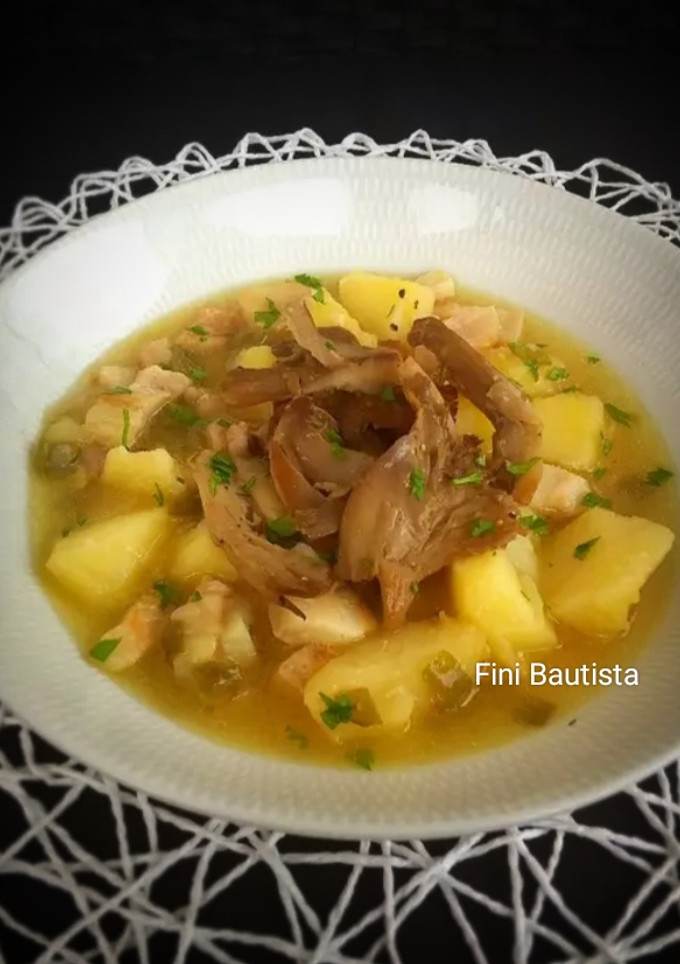 Una foto de Guiso de patatas con panceta y setas