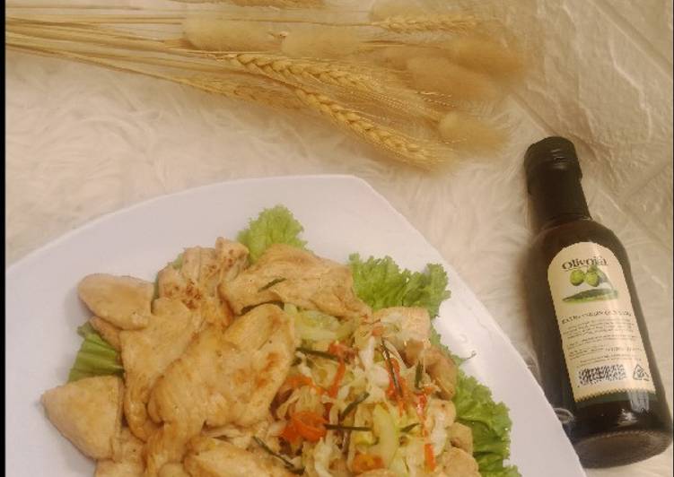Langkah Mudah untuk Menyiapkan Grilled Chicken Salad Sambal Matah with Olivoila yang Bikin Ngiler