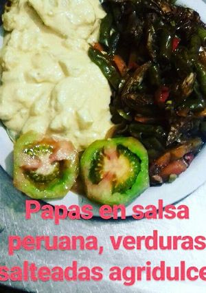 Una foto de Papas en salsa peruana y verduras salteadas