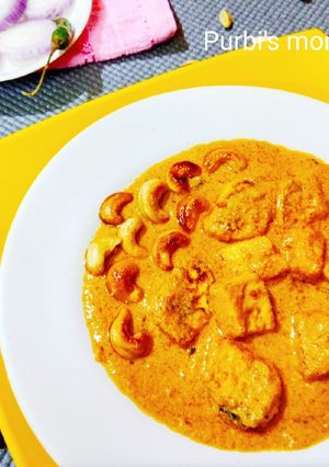 A picture of Kaju paneer (cottage cheese in cashew gravy).