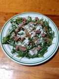 Ensalada de arúgula con prosciutto y queso azul
