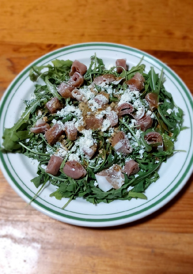 Una foto de Ensalada de arúgula con prosciutto y queso azul
