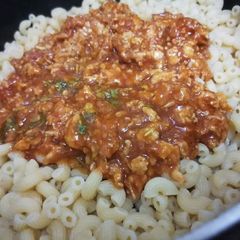 A picture of Macaroni with yellow capsicum and chicken.