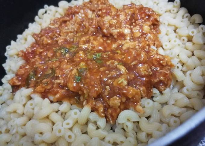 Macaroni with yellow capsicum and chicken