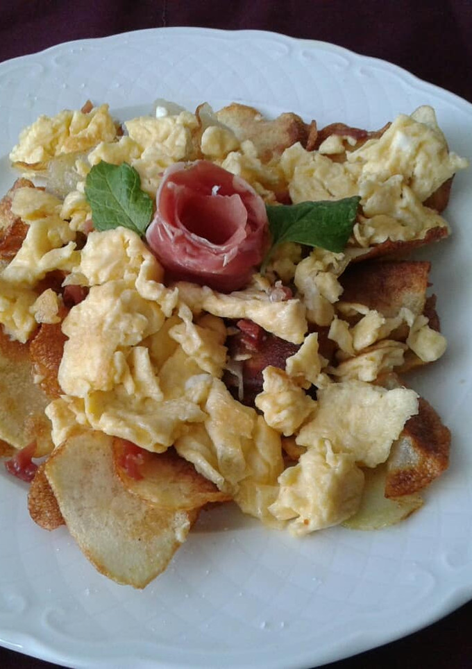 Una foto de Revuelto de patatas con huevos y jamón