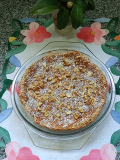 Una foto de Tarta con masa de merengue de coco con dulce de leche y nueces