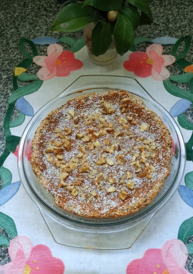 Una foto de Tarta con masa de merengue de coco con dulce de leche y nueces