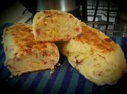 Una foto de pan con salame sin levadura