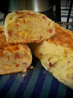 Una foto de Pan con salame y queso sin levadura y en el sartén essen 😉