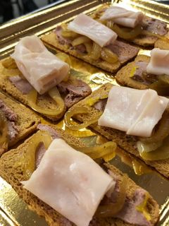 Una foto de Canapés de mousse de pato con cebolla caramelizada y jamón de pavo ahumado