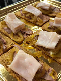 Una foto de Canapés de mousse de pato con cebolla caramelizada y jamón de pavo ahumado