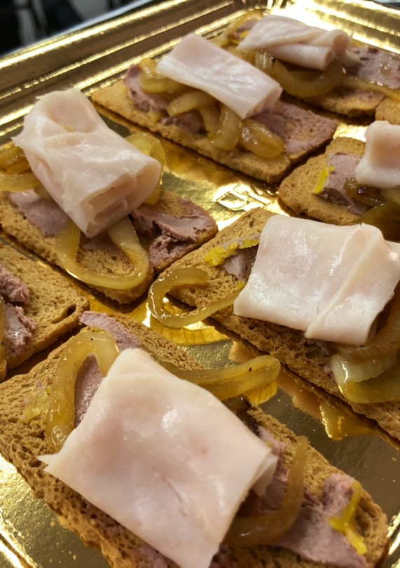 Una foto de Canapés de mousse de pato con cebolla caramelizada y jamón de pavo ahumado