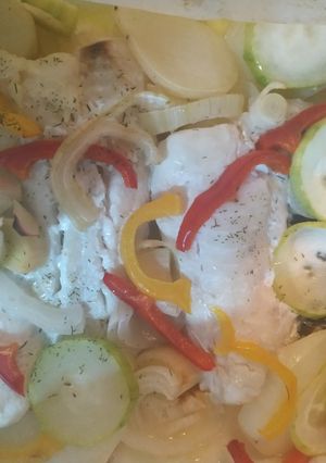 Una foto de Pescado al horno con verduras