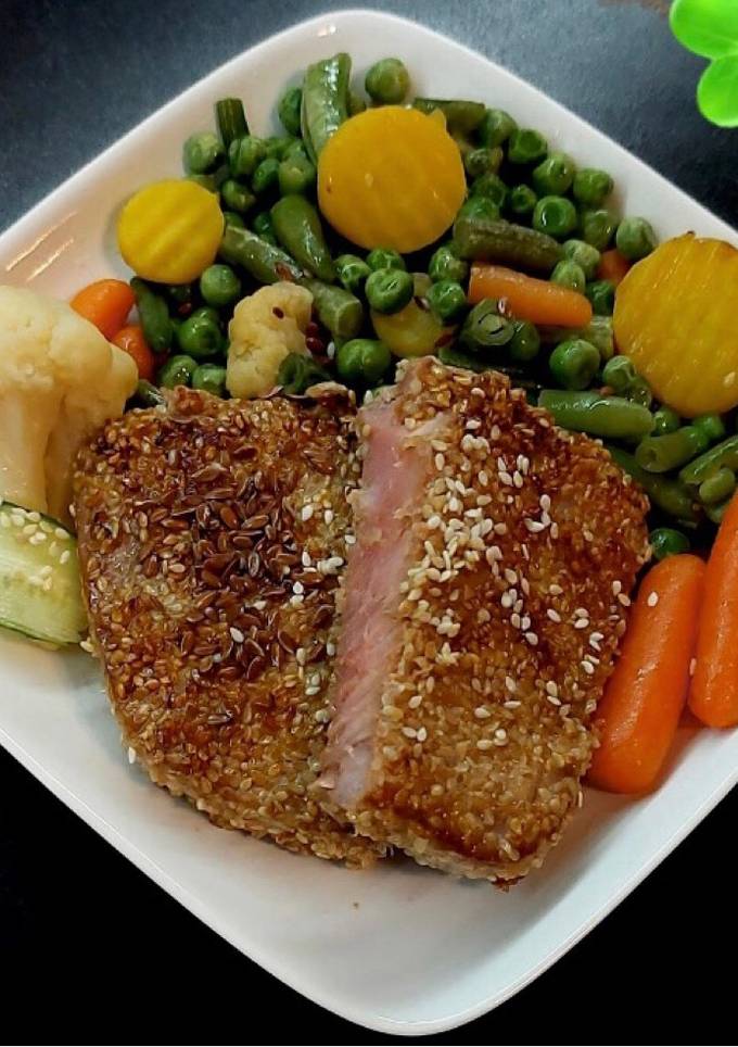 Тунець з горохом і овочами