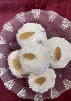 A picture of Milkmaid coconut laddoo😋.