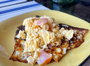 Una foto de Huevos con costra de queso 👌🏻