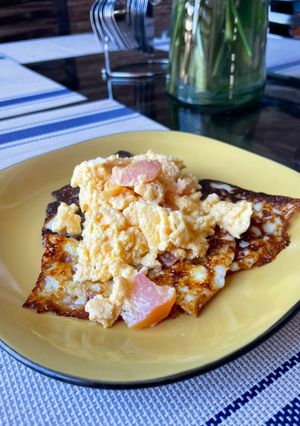 Una foto de Huevos con costra de queso 👌🏻
