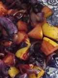 Ensalada de repollo morado, cebolla y manzana navideña