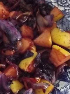 Una foto de Ensalada de repollo morado, cebolla y manzana navideña