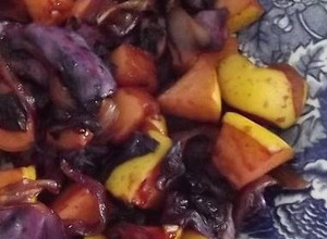 Una foto de Ensalada de repollo morado, cebolla y manzana navideña