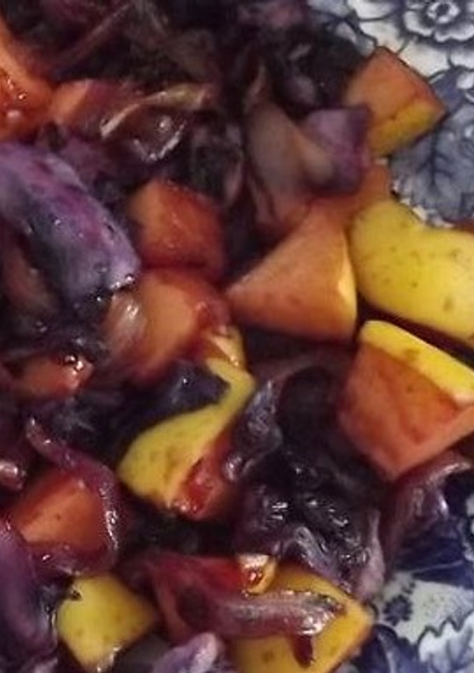 Una foto de Ensalada de repollo morado, cebolla y manzana navideña