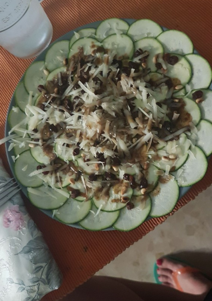 Una foto de Carpaccio de calabacín