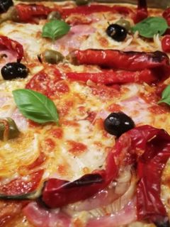 Tepsis házi pizza recept fotója