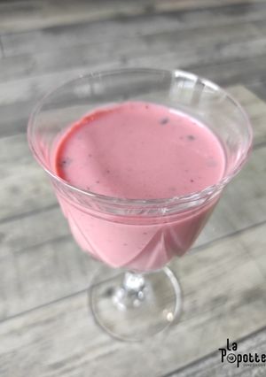 Une photo de Smoothie fraise basilic
