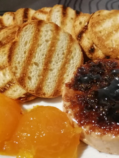 Una foto de Tostaditas de foie con mermelada de calabaza